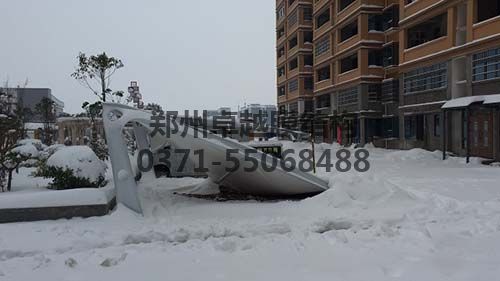某小區(qū)被積雪壓塌的膜結(jié)構(gòu)車(chē)棚