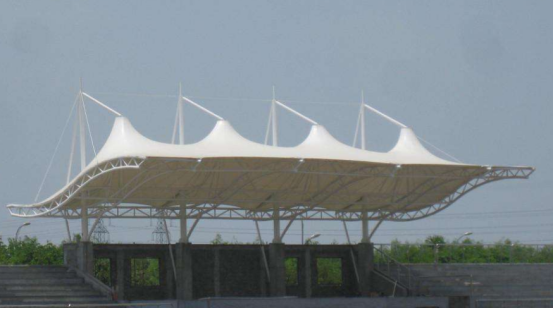  膜結(jié)構(gòu)施工中膜材是如何安裝的呢？